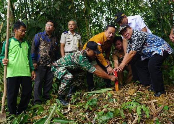 Wakil Bupati Sanggau Yohanes Ontot bersama perwakilan BPN Sanggau memasang patok batas tanah di Kecamatan Toba. Foto: pek