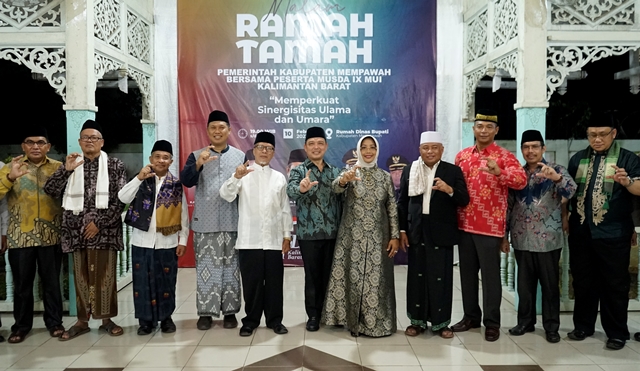 Wakil Gubernur Kalbar Ria Norsan saat menghadiri ramah tamah peserta Musyawarah Daerah (Musda) Majelis Ulama Indonesia (MUI) Kalbar IX di Pendopo Bupati Mempawah, Jumat (10/2) malam.