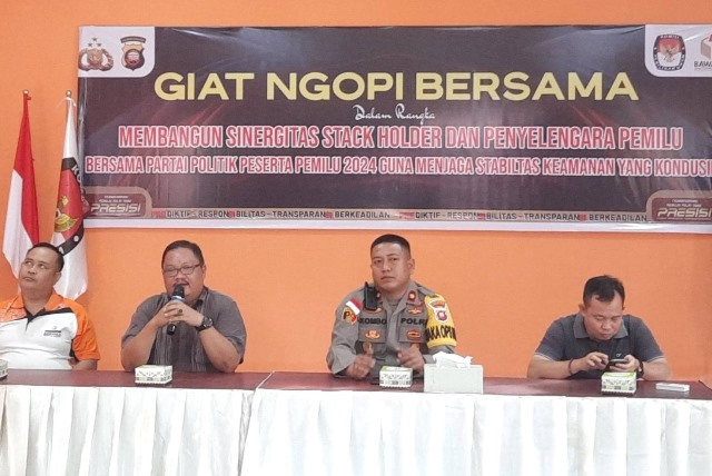 Waka Polres bersama Konisioner KPU dan Bawaslu Sanggau serta Kesbangpol saat Jumat Curhat, Jumat (10/2)