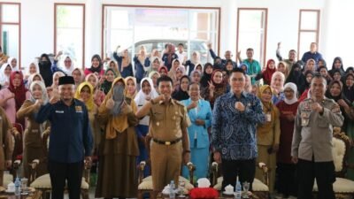 Wakil Bupati Ketapang, Farhan bersama para guru saat membuka diklat dan rakerda HIMPAUDI, Senin (6/2).