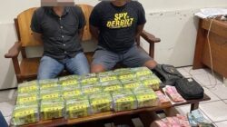 Tim gabungan berhasil menangkap dua orang oknum anggota TNI yang kedapatan membawa narkoba jenis sabu seberat 20 kilogram ( kg) pada Minggu (5/2) dinihari