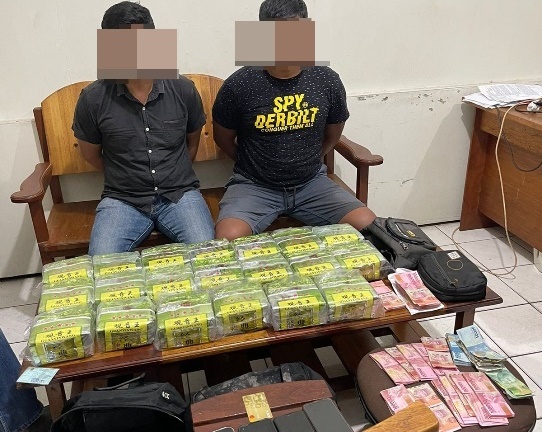 Tim gabungan berhasil menangkap dua orang oknum anggota TNI yang kedapatan membawa narkoba jenis sabu seberat 20 kilogram ( kg) pada Minggu (5/2) dinihari