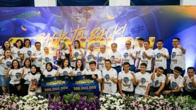 Tim Bola Voli Putri Bandung BJB Tandamata menerima uang pembinaan atau dana kadedeuh dari Pemerintah Provinsi Jawa Barat atas keberhasilannya meriah juara Proliga 2023, Senin (20/3). Foto: ist/ BJB/ tmB