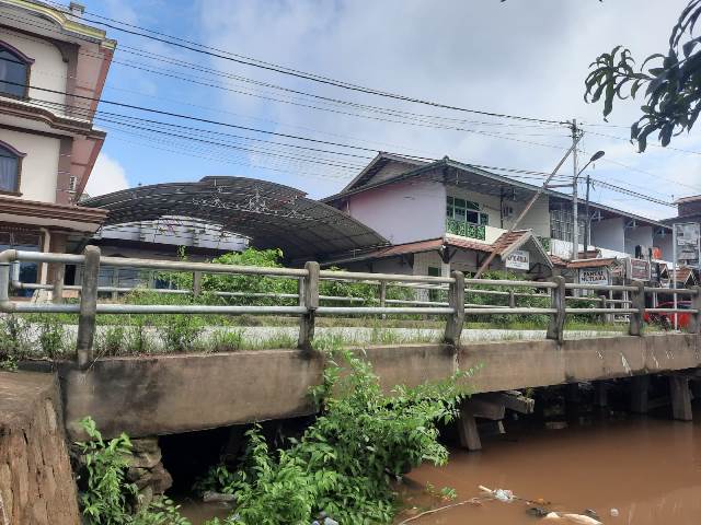 Sejumlah bangunan di Kota Sanggau berdiri diatas Daerah Aliran Sungai (DAS).