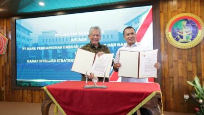 Direktur Bank BJB Yddy Renaldi dan pimpinan BAIS TNI setelah menanda tangani kerjasama peningkatan SDM dan penggunan poduk dan layanan perbankan pada Selasa (28/2).