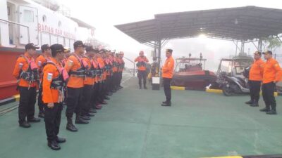 Kepala Basarnas Pontianak I Made Junetra, Selasa (7/3) memberikan arahan kepada tim rescuer Basarnas Pontianak yang dikirimkan untuk membantu proses evakuasi korban tanah longsor di Pulau Serasan Natuna Kepulauan Riau.