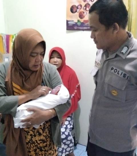 Bayi perempuan dengan berat 1,8 kg yang ditemukan d bawah jematan tepi Sungai Sebalo telah mendapatkan perawatan medis dari bidan dan rumah sakit. Polisi melakukan penyelidikan atas kasus pembuang bayi yang terjadi Kamis (23/3). Foto: alex
