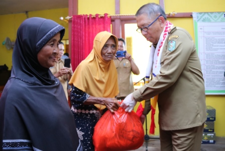 Gubernur Kalbar Sutarmidji saat membagikan simbolis 1.500 paet sembako kepada masyarakat pada Minggu (12/3) sebagai salah satu cara menekan laju inflasi Kabupaten Kapuas Hulu yang tinggi