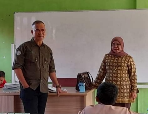 Kepala Dinas Pendidikan dan Kebudayaan Kota Singkawang, Asmadi saat meninjau sekolah yang terdampak banjir diberlakukan belajar secara daring.