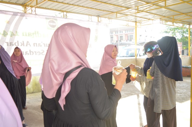 Sejumlah ibu-ibu yang tergabung dalam majelis ta’lim Mujahidah dan Muslimat Sungai Raya Dalam (Serdam) membuka kantin gratis takjil untuk berbuka puasa.