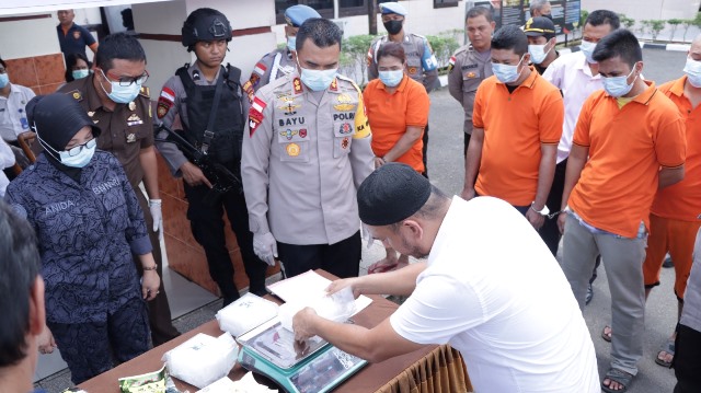 Kapolres Bengkayang AKBP Bayu Suseno saat menyaksikan pemusnahan narkoba jenis sabu 104, kg, Rabu (8/3). Narkoba tersebut diamankan dari enam orang tersangka pada bulan Februari 2023.