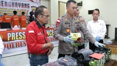 Kapolres Bengkayang Bayu Suseno saat konfrensi pers pada Selasa (28/2) menunjukan barang bukti sabu lebih dari 10 kg yang diduga kuat juga melibatkan napi Rutan Klas IIB Bengkayang.