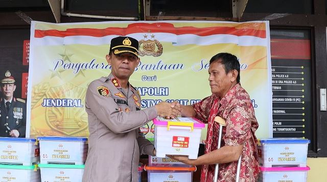 Kapolres Ketapang AKBP Laba Meliala menyerahkan simbolis bantuan sembako dari Kapolri Jenderal Listyo Sigit Prabowo kepada warga Ketapang, Jumat (31/3). Foto: naufal