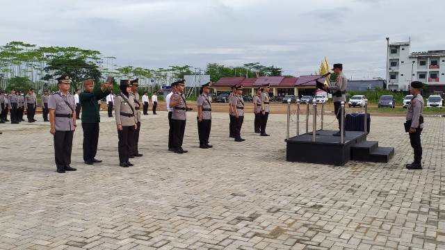 Kapolres Kubu Raya AKBP Arief Hidayat saat melaksanakan upacara sertijabb pergantian dua pejabat utama dan tiga kapolsek yang dilaksanakan pada Selasa (28/2).