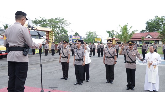 Kapolres Bengkayang AKBP Bayu Suseno saat memimpin sertijab Kapolsek Suti Semarang dan Sidiing yang diganti, Selasa (7/3).