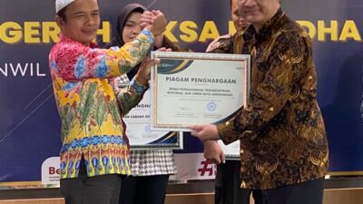 Kepala Disdaginkop UKM Singkawang, Muslimin menerima penghargaan Anugerah Reksa Bandha Kanwil DJKN Kalimantan Barat katagori Penyerah Piutang Negara Terbaik Tahun 2022 di Kanwil DJKN Kalimantan Barat, Kamis (16/03)