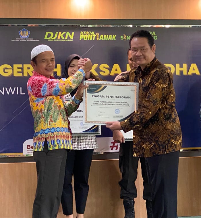 Kepala Disdaginkop UKM Singkawang, Muslimin menerima penghargaan Anugerah Reksa Bandha Kanwil DJKN Kalimantan Barat katagori Penyerah Piutang Negara Terbaik Tahun 2022 di Kanwil DJKN Kalimantan Barat, Kamis (16/03)