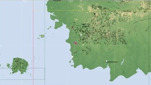 Kabupaten Ketapang tiba - tiba diguncang gempa bumi tektonik magnitudo 2,1 terletak pada koordinat 1,92° LS ; 110.32° BT tepatnya di darat pada jarak 39 km tenggara Ketapang dengan kedalaman 10 km, Selasa (7/3).