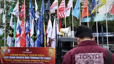 Rombongan kirab pemilu yang menyambangi KPU Singkawang pada Senin (6/3) membawa bendera 18 partai politik peserta Pemilu 2024 diharapkan dapat meningkatkan partisipasi pemilih. Foto: cok