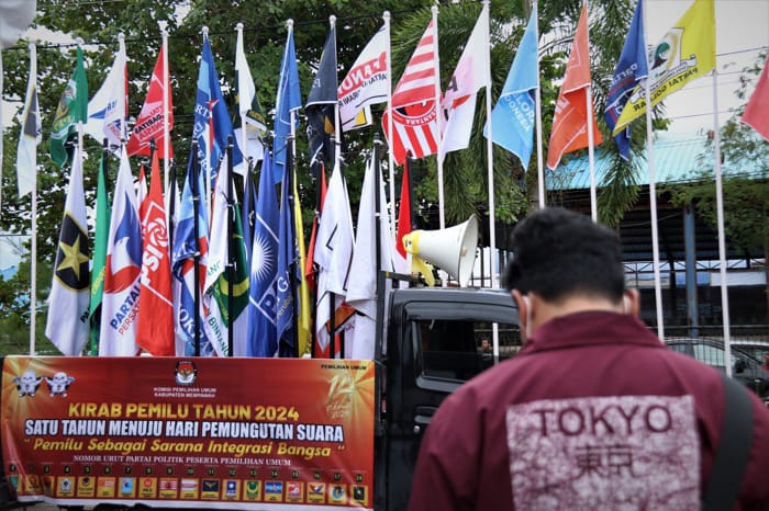 Rombongan kirab pemilu yang menyambangi KPU Singkawang pada Senin (6/3) membawa bendera 18 partai politik peserta Pemilu 2024 diharapkan dapat meningkatkan partisipasi pemilih. Foto: cok