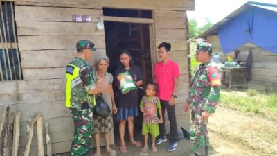 Pjs Komandan Koramil 01/Bengkayang, Pelda TNI Yovinus didampingi Babinsa menyalurkan bantuan sembako kepada warga terdampak banjir antara lain di Kecamatan Bengkayang, Kecamatan Teriak dan Kecamatan Sungai Betung pada Rabu (15/3). Foto: ist/alex