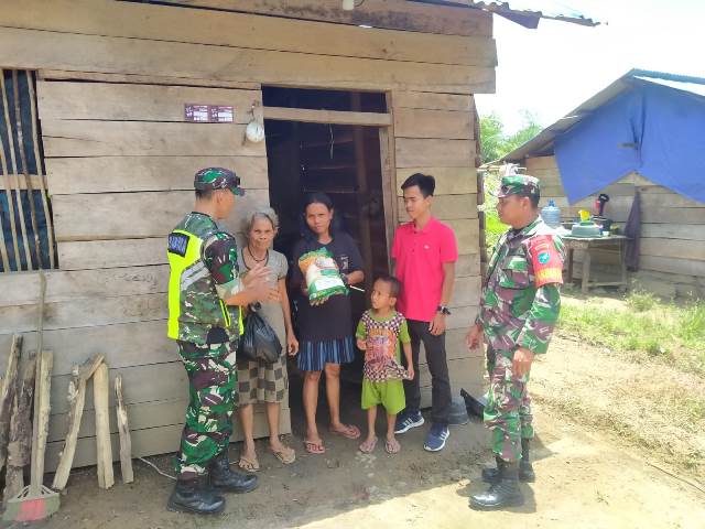 Pjs Komandan Koramil 01/Bengkayang, Pelda TNI Yovinus didampingi Babinsa menyalurkan bantuan sembako kepada warga terdampak banjir antara lain di Kecamatan Bengkayang, Kecamatan Teriak dan Kecamatan Sungai Betung pada Rabu (15/3). Foto: ist/alex