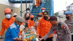 Korban bencana alam tanah longsor di Pulau Serasan Kabupaten Natuna Kepulauan Riau dirujuk berobat ke RSUD Soedarso Pontianak. Korban tiba pada Selasa (7/3) sore menggunakan KM Bukit Raya yang berlabuh di Pelabuhan Dwikora Pontianak. Foto: tmB