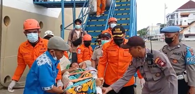 Korban bencana alam tanah longsor di Pulau Serasan Kabupaten Natuna Kepulauan Riau dirujuk berobat ke RSUD Soedarso Pontianak. Korban tiba pada Selasa (7/3) sore menggunakan KM Bukit Raya yang berlabuh di Pelabuhan Dwikora Pontianak. Foto: tmB