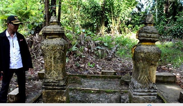 Makam Datuk Putih yang terletak di Dusun Sange Bakau Desa Teluk Kembang Kecamatan Teluk Keramat ini pertama kali ditemukan warga sekitar tahun 1900-an. Dan dinilai sebagai awal mula masuknya Islam ke Sambas. Foto: hendra