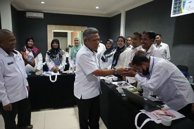 Bupati Kubu Raya Muda Mahendrawan saat bertemu dengan aparatur perangkat desa yang diantaranya sekretaris desa (sekdes) yang masih belum memahami tupoksi
