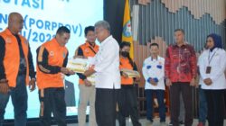 Bupati Kubu Raya Muda Mahendrawan saat menyerahkan simbolis bonus atlet dan pelatih yang berprestasi di ajang Porprov XII Kalbar, Rabu (13/3).