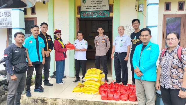 Para pemuda yang tergabung dalam 10 OKP dibawah naungan KNPI Bengkayang kembali mendistribusikan bantuan sembako untuk korban banjir di Kecamatan Lumar dan Kecamatan Ledo.