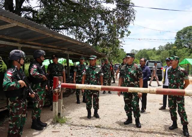 Panglima TNI Yudo Margono didampingii Pangdam XII Tanjungpura mengunjungi PLBN Jagoi Babang dan menyambangi personel Satgas Pamtas Yonif 645/Gty di Pos Kout Jagoi Babang di Kabupaten Bengkayang, Kamis (30/3). Foto: ist/ lex/tmB