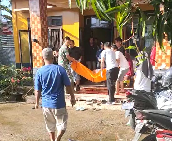 Pasangan suami istri (pasutri) di Singkawang ditemukan tewas ditempat berbeda pada Rabu (8/3). Sang istri ditemukan tewas di rumahnya sedangkan sang suami di jalan Kabupaten Sambas