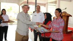 Staf Ahli Bupati Ketapang bidang Ekonomi, Keuangan dan Pembangunan Junaidi Firawan menyerahkan penghargaan kepada pelaku UMKM yang lolos seleksi lomba kurri