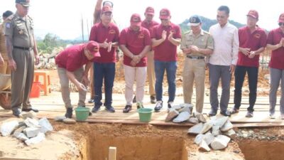 Bupati Bengkayang Sebastianus Darwis saat meletakan batu pertama pembangunan rumah duka sentosa, Selasa (7/3).