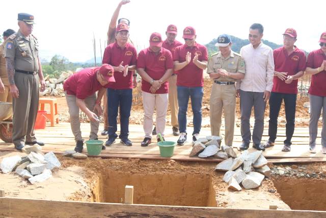 Bupati Bengkayang Sebastianus Darwis saat meletakan batu pertama pembangunan rumah duka sentosa, Selasa (7/3).