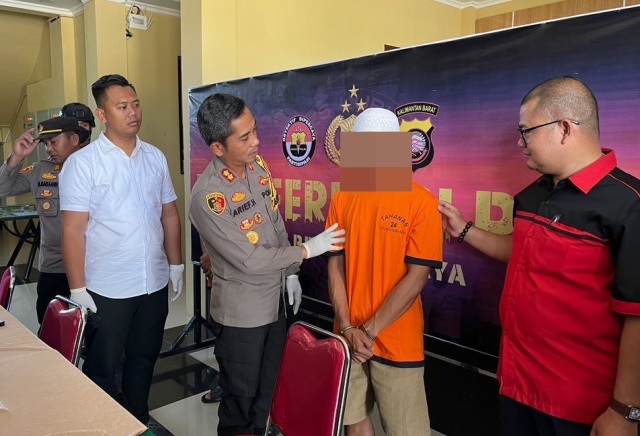 Kapolres Kubu Raya Arief Hidayat saat konfrensi pers Selasa (21/3) menanyakan kepada pelaku pembunuhan di Sungai Asam yang mendesak korban menggugurkan kandungan