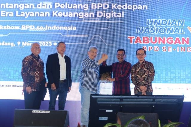 Pencabutan Undian Nasional Tabungan Simpeda yang diselenggarakan oleh Asbanda. Para nasabah tersebut masing-masing mendapatkan uang tunai jutaan rupiah dan lebih banyak nasabah Bank BJB.