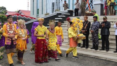 Sebanyak 605 orang dari berbagai organisasi Melayu mengarak pengantin pria. ke-605 pengarak ini mengenakan pakaian tradisional Melayu menuju lokasi pengantin wanit dalam rangka memeriahkan hari jadi ke-605 Kabupaten Ketapang, Sabtu (11//3).