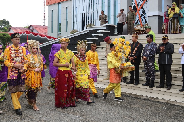 Sebanyak 605 orang dari berbagai organisasi Melayu mengarak pengantin pria. ke-605 pengarak ini mengenakan pakaian tradisional Melayu menuju lokasi pengantin wanit dalam rangka memeriahkan hari jadi ke-605 Kabupaten Ketapang, Sabtu (11//3).