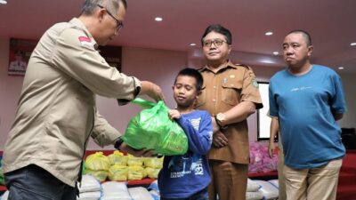 Pj. Walikota Singkawang Sumastro menyerahkan secara simbolis sejumlah paket bantuan sosial permakanan kepada penyandang kesejahteraan sosial, Senin (20/3). Foto: uck