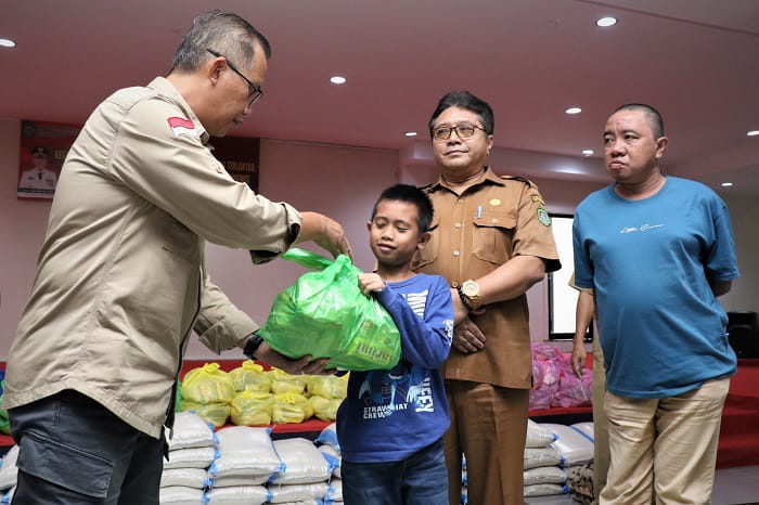 Pj. Walikota Singkawang Sumastro menyerahkan secara simbolis sejumlah paket bantuan sosial permakanan kepada penyandang kesejahteraan sosial, Senin (20/3). Foto: uck