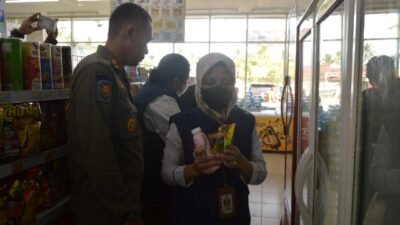 Petugas BPOM Kalbar saat melakukan sidak di toko moderen yang ada di Kecamatan Sui Kakap pada Jumat (23/3) berhasil menemukan barang - barang yang sudah kadaluarsa masih dijual.