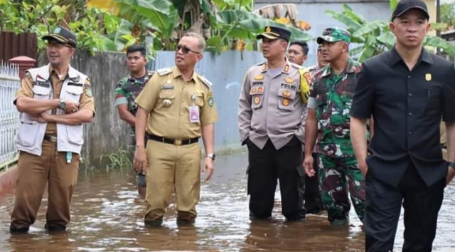 Pj Sekretaris Daerah Pemkot Singkawang, Sutiarno saat meninjau langsung kondisi banjir yang melanda di sejumlah wilayah Singkawang