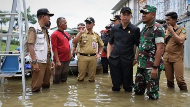 Pj. Wali kota Singkawang Sumastro bersama unsut forkompinda meninjau kondisi banjir. Ia berjanji akan memberikan perlindungan sosial kepada korban banjir Singkawang selama berada di shelter pengungsian.