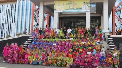 Sebanyak 600 orang penari mengikuti senam dan tarian massal dengan mengenakan pakaian adat tradisional pada Jum’at (10/3) berlangsung di Halaman Kantor Bupati Ketapang dalam rangka menyemarakkan Hari Jadi Ketapang ke-605. Foto: naufal