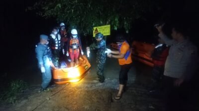 Kamis (2/3) malam, Tim SAR gabungan berhasil menemukan satu orang korban terbaliknya kapal perahu yang mengangkut rombongan pengantin di Sungai Momong Desa Danti Kecamatan Sanggau Ledo Kabupaten Bengkayang.