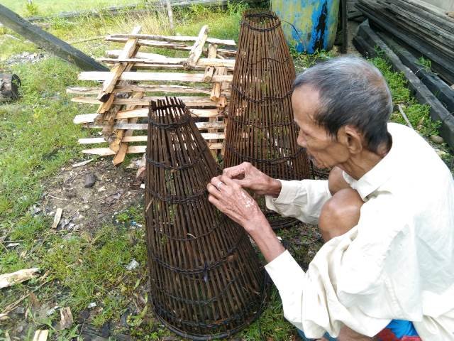 Sali warga Dusun Sebaab Kecamatan Tebas di Sambas masih menggunakan bubu tradisional untuk menangkap ikan yang menurutnya salah satu upaya mempertahankan kearifan lokal.