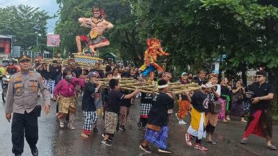 Menyambut Hari Raya Nyepi Tahun Baru Saka 1945 tahun 2023, umat Hindu di Kalimantan Barat (Kalbar) mengarak ogoh-ogoh, Selasa (21/3) yang mendapat pengawalan langsung polisi yang dipimpin Kapolsek Sui Raya AKP Hasiholan Saragih. Foto: tmB